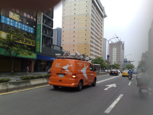 忠孝東路上的攝影車 (by tenz1225)