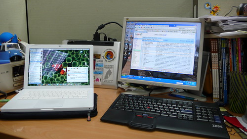 office desk: macbooks and asux NB as desktop server XD
